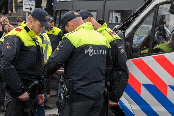 Hollanda 2019, Hollanda 'daki Soyu Tükenen İsyan Grubu' nun Blauwebrug 'daki iklim gösterisinde polis iş başında.