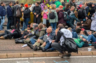 Blauwebrug 'daki Polis İrtibatı Amsterdam 2019' daki Yok Olma İsyan Grubu 'nun İklim Gösterisinde