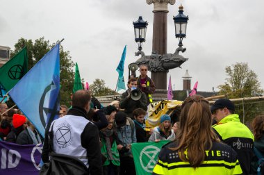 Blauwebrug 'daki Polis İrtibatı Amsterdam 2019' daki Yok Olma İsyan Grubu 'nun İklim Gösterisinde