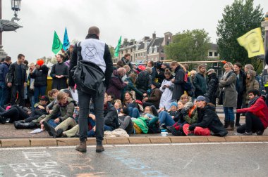 Blauwebrug 'daki Polis İrtibatı Amsterdam 2019' daki Yok Olma İsyan Grubu 'nun İklim Gösterisinde