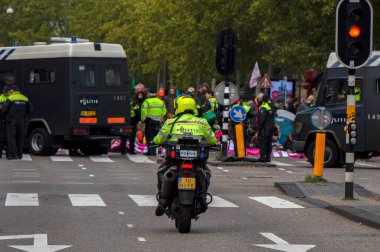 Hollanda 2019, Hollanda 'daki Soykırım İsyan Grubu' nun İklim Gösterisinde Polis Motoru