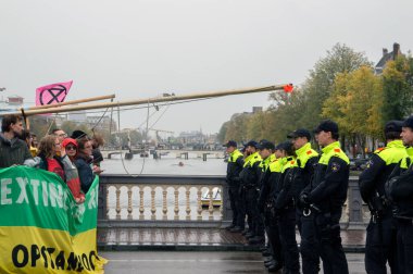 Polis, Amsterdam 'daki Yok Olma İsyanı İsyan Grubunun İklim Gösterisinde Protestocuları Çevreledi.