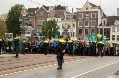 Polis, Amsterdam 'daki Yok Olma İsyanı İsyan Grubunun İklim Gösterisinde Protestocuları Çevreledi.