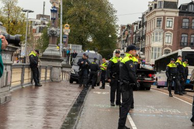 Polis Blauwebrug 'daki gösteriyi Amsterdam 2019' daki yok oluş isyan grubundan izliyor.