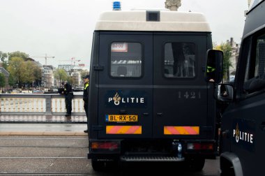 Polis Blauwebrug 'daki gösteriyi Amsterdam 2019' daki yok oluş isyan grubundan izliyor.