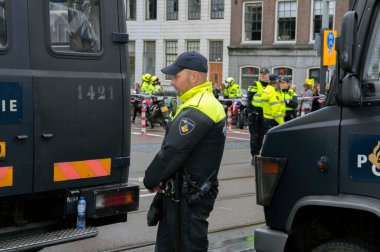 Polis Blauwebrug 'daki gösteriyi Amsterdam 2019' daki yok oluş isyan grubundan izliyor.