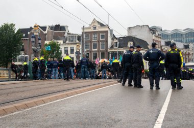 Polis Blauwebrug 'daki gösteriyi Amsterdam 2019' daki yok oluş isyan grubundan izliyor.