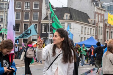 Hollanda 2019 'da, Hollanda' daki soyu tükenen isyan grubunun Blauwebrug 'daki iklim gösterisinde üzerinde logo olan protestocu.