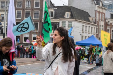 Hollanda 2019 'da, Hollanda' daki soyu tükenen isyan grubunun Blauwebrug 'daki iklim gösterisinde üzerinde logo olan protestocu.