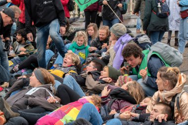 Amsterdam 2019 'daki Soykırım İsyanı' ndan Birbirlerine Yakın Protestocular Gösteride