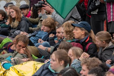 Amsterdam 2019 'daki Soykırım İsyanı' ndan Birbirlerine Yakın Protestocular Gösteride