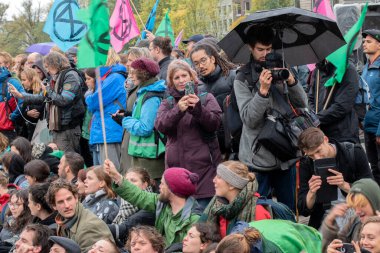 Amsterdam 2019 'daki Soykırım İsyanı' ndan Birbirlerine Yakın Protestocular Gösteride