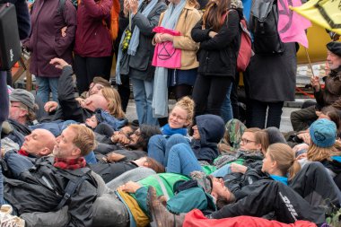 Protestocular, Hollanda 2019 'da Amsterdam' daki yok oluş isyanının iklim gösterisinde Blauwebrug 'da bir arada durdular.
