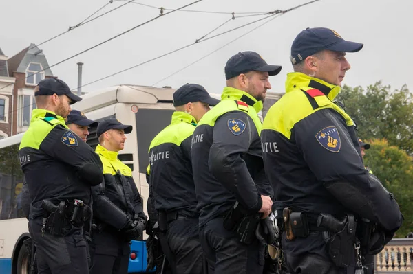 Polis Blauwebrug 'daki gösteriyi Amsterdam 2019' daki yok oluş isyan grubundan izliyor.