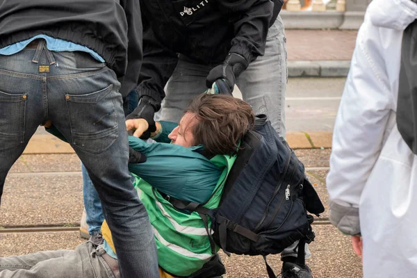 アムステルダムの絶滅反乱グループからの気候デモで警察に引っ張られた抗議者オランダ2019 — ストック写真