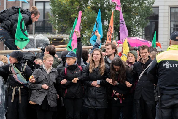 Manifestantes Mantendo Juntos Blauwebrug Demonstração Climática Grupo Rebelião Extinção Amsterdã — Fotografia de Stock