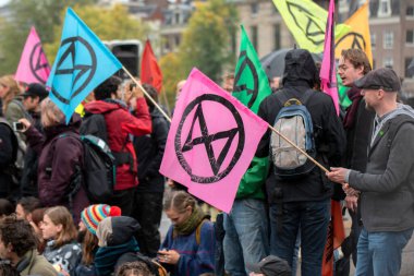 Protestocular, Hollanda 2019 'da Amsterdam' daki yok oluşun ardından Blauwebrug 'da iklim gösterisinde yerde yatıyorlar.