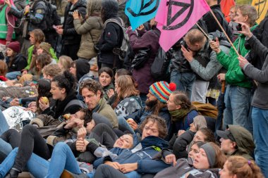 Protestocular, Hollanda 2019 'da Amsterdam' daki yok oluşun ardından Blauwebrug 'da iklim gösterisinde yerde yatıyorlar.