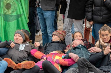 Protestocular, Hollanda 2019 'da Amsterdam' daki yok oluşun ardından Blauwebrug 'da iklim gösterisinde yerde yatıyorlar.