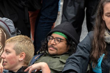 Protestocular, Hollanda 2019 'da Amsterdam' daki yok oluşun ardından Blauwebrug 'da iklim gösterisinde yerde yatıyorlar.