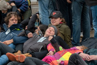 Protestocular, Hollanda 2019 'da Amsterdam' daki yok oluşun ardından Blauwebrug 'da iklim gösterisinde yerde yatıyorlar.