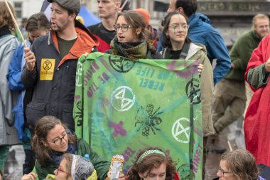 Hollanda 2019, Hollanda 'daki yok oluş direniş grubunun Blauwebrug' daki gösterisinde bayraklı protestocular