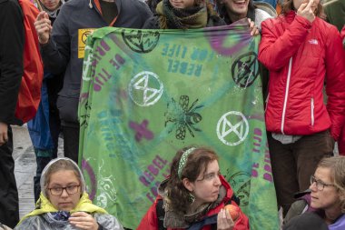 Hollanda 2019, Hollanda 'daki yok oluş direniş grubunun Blauwebrug' daki gösterisinde bayraklı protestocular