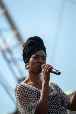 Sabrine Stark Amsterdam 'daki halk festivalinde çalıyor. Hollanda 2019Sabrine Stark, Hollanda 2019' da düzenlenen halk festivalinde Uitmarkt 'ı çalıyor.