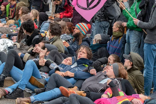 Protestocular, Hollanda 2019 'da Amsterdam' daki yok oluşun ardından Blauwebrug 'da iklim gösterisinde yerde yatıyorlar.