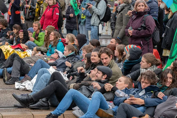 Protestujący Leżący Ziemi Blauwebrug Demonstracji Klimatycznej Extinction Rebellion Group Amsterdamie — Zdjęcie stockowe