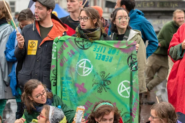 Demonstranten Met Een Vlag Blauwebrug Bij Klimaatdemonstratie Van Extinction Rebellion — Stockfoto