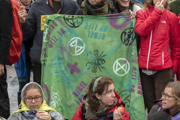 Protestující Vlaječkou Blauwebrug Demonstraci Klimatu Skupiny Vymírajících Povstalců Amsterdamu Nizozemsko — Stock fotografie