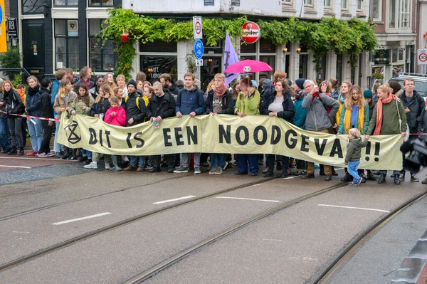 Διαδηλωτές Στηρίζουν Τους Φίλους Τους Στο Blauwebrug Στο Climate Demonstration — Φωτογραφία Αρχείου
