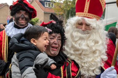Sinterklaas ve Zwarte Piet Diemerplein 'de Küçük Bir Çocuk Yapıyor Hollanda 2019