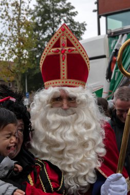Sinterklaas ve Zwarte Piet Diemerplein 'de Küçük Bir Çocuk Yapıyor Hollanda 2019