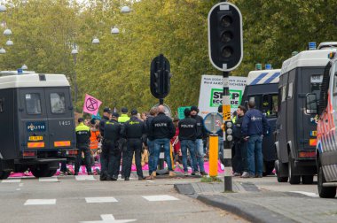 Amsterdam 'daki Soykırım İsyanı İsyan Grubu' nun İklim Gösterisinde Sokak Ablukası 2019