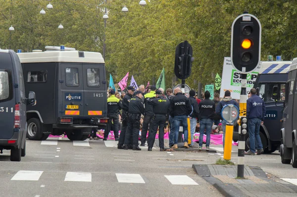 Amsterdam 'daki Soykırım İsyanı İsyan Grubu' nun İklim Gösterisinde Sokak Ablukası 2019