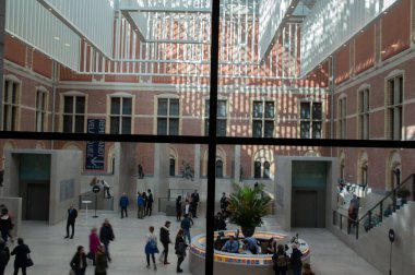 Amsterdam 'daki Rijksmuseum' un penceresinden Hollanda 2019 'u izliyoruz.