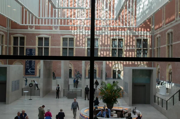 Sledování Přes Okna Rijksmuseum Amsterdamu Nizozemsko 2019 — Stock fotografie
