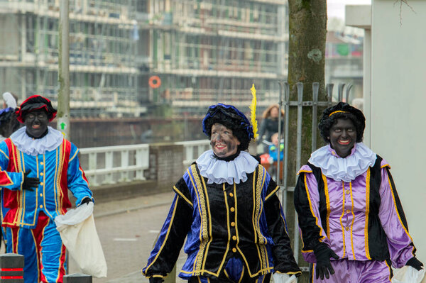 Zwarte Pieten на фестивале Sinterklaas на улицах Димена Нидерланды 2019