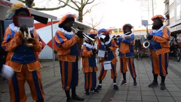Zwarte Piet Orchestra Sinterklaas Zwarte Piet Buitenveldert Amsterdam Нідерланди 2019 — стокове відео