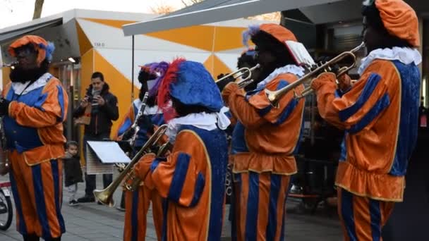 Zwarte Piet Orchestra Sinterklaas Zwarte Piet Buitenveldert Amsterdam Netherlands 2019 — Stock Video