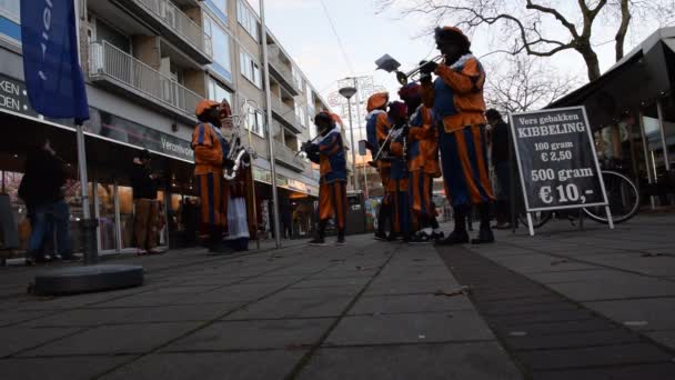 Zwarte Piet Orchestra Sinterklaas Zwarte Piet Buitenveldert Amsterdam Netherlands 2019 — Stock Video