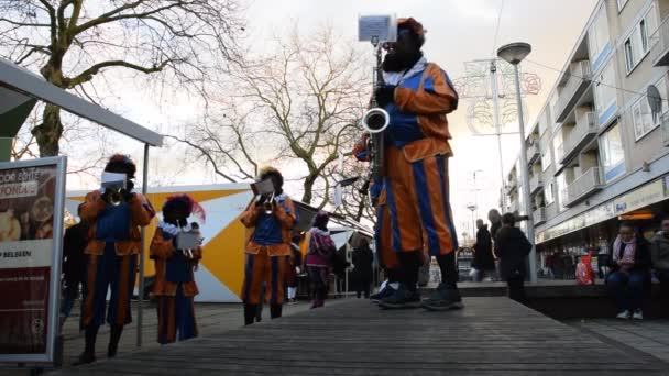 Zwarte Piet Orchestea Com Sinterklaas Zwarte Piet Buitenveldert Amsterdã Holanda — Vídeo de Stock