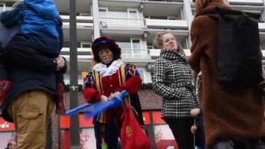 Zwarte Piet figürü Diemen 'de Balon Hayvanı Yapıyor Hollanda 2019