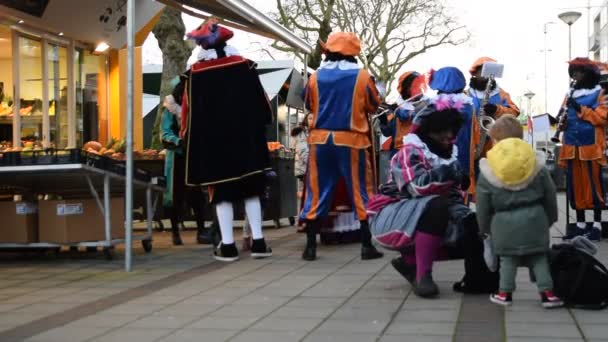 Zwarte Piet Buitenveldert Amsterdam Çocuklarla Konuşuyor Hollanda 2019 — Stok video