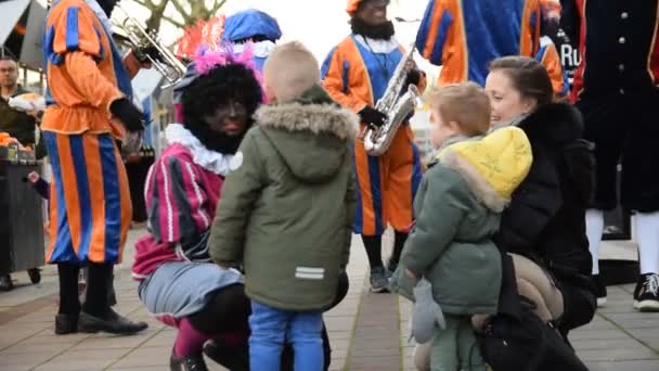 Zwarte Piet Talking Children Buitenveldert Amsterdam Netherlands 2019 — Stock Video