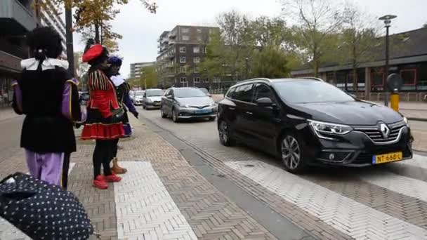 Zwarte Pieten Cijfers Willen Straat Oversteken Bij Diemen Nederland 2019 — Stockvideo