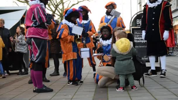 Zwarte Piet Buitenveldert Amsterdam Çocuklarla Konuşuyor Hollanda 2019 — Stok video