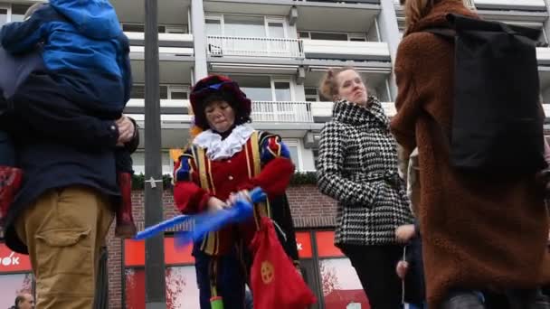 Zwarte Piet Figure Making Balloon Animals Diemen Holanda 2019 — Vídeo de Stock